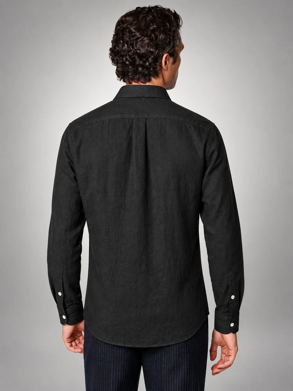 Volantero Men's Linen Shirt in Black, back view