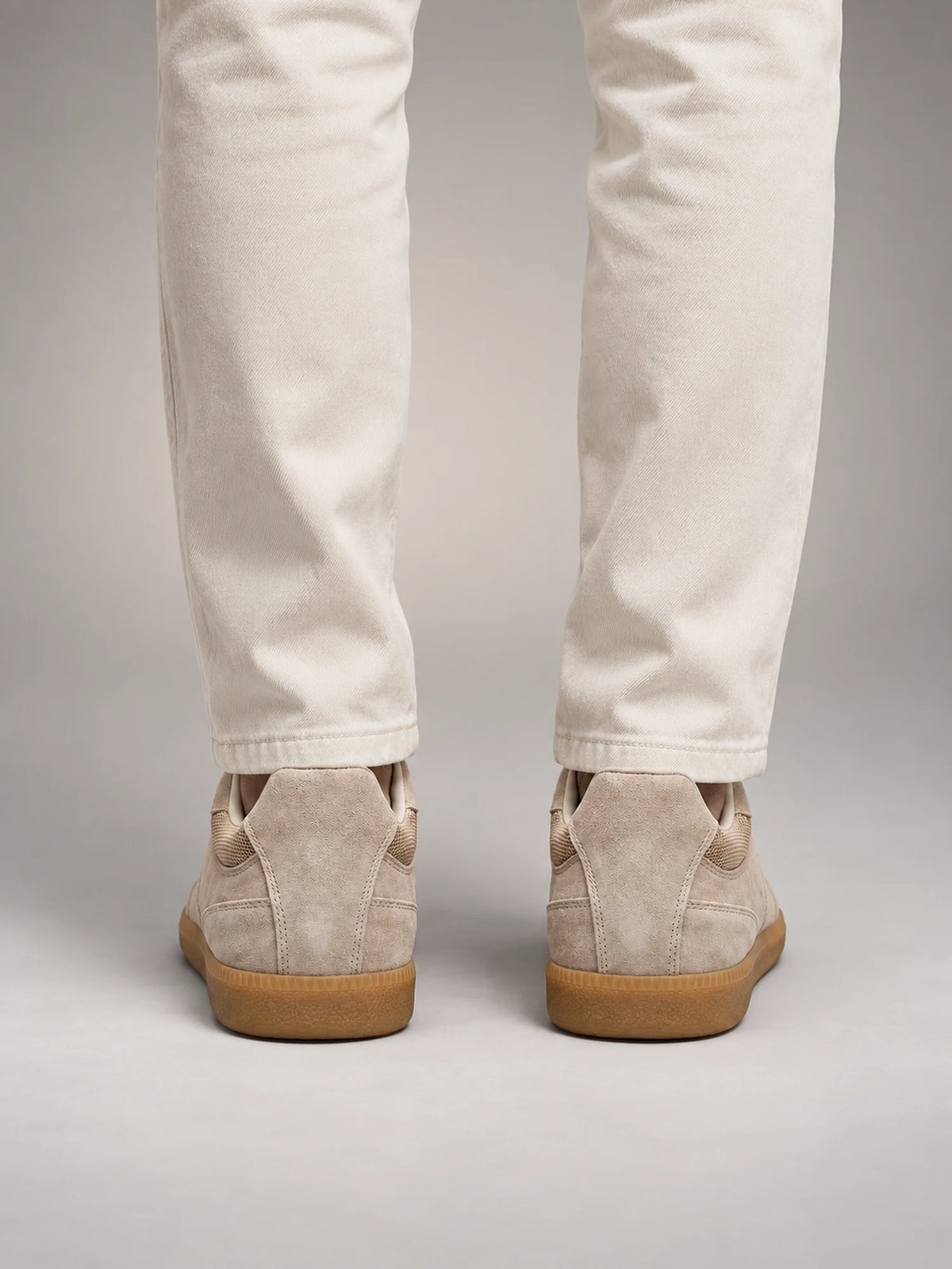 Volantero Men's Classic Low-Top Trainers in Beige, back view