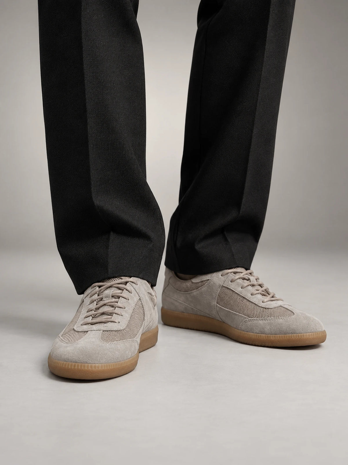 Volantero Men's Classic Low-Top Trainers in Grey, front view
